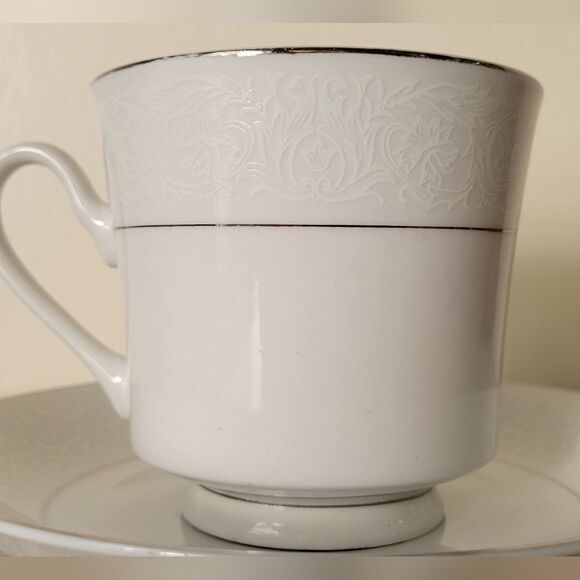 Teacup and saucer set - Picture 3 of 5